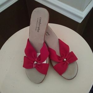 🌼 3/$25 Predictions NWT comfort  red wedge slide